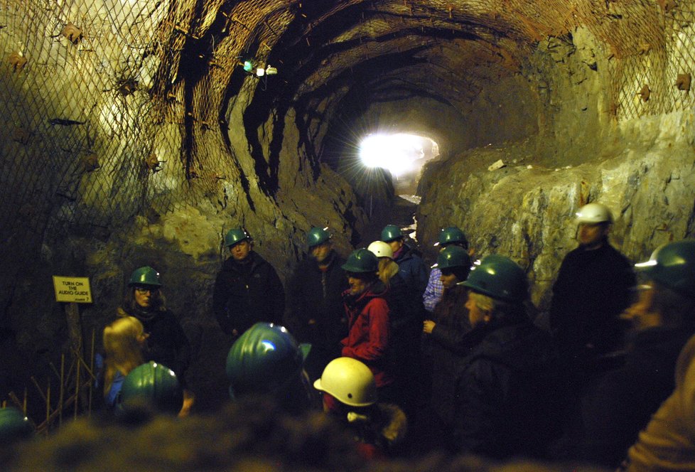 Z úctyhodného prostoru mrazí mnohem víc, když si uvědomíte, že ho hloubili desetitisíce vězňů odsouzených na smrt.