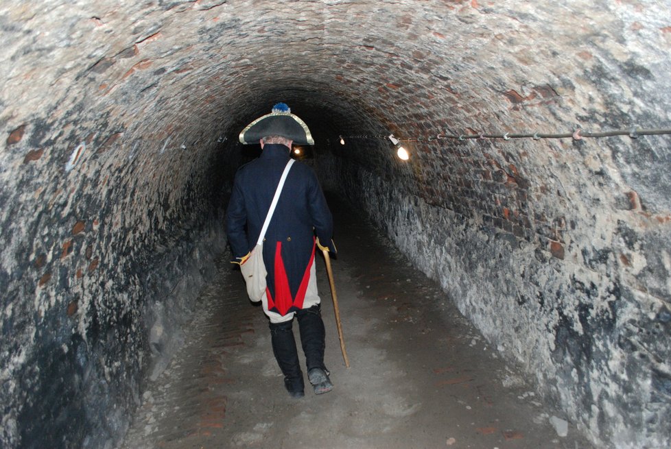 Podzemní chodby mají stovky metrů a vedou až za hradby pevnosti.