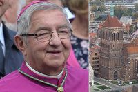 Polský arcibiskup si žije jako král. „Poddané“ šikanuje a uráží