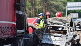 Při tragické autonehodě zahynulo 6 lidí a dalších 11 se zranilo.