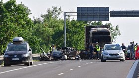 Při tragické autonehodě zahynulo 6 lidí a dalších 11 se zranilo.