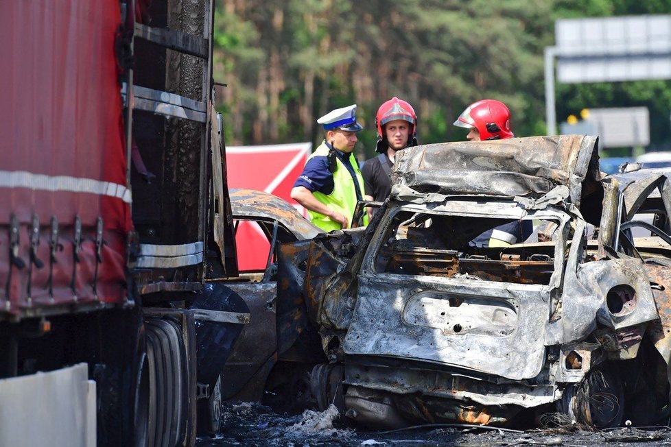 Při tragické autonehodě zahynulo 6 lidí a dalších 11 se zranilo.