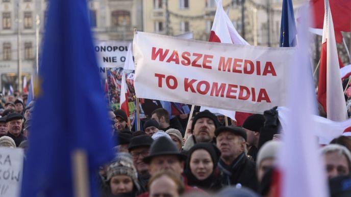 Protesty proti ováldnutí polských médií