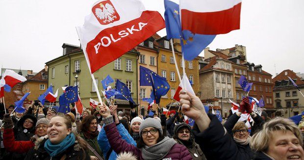 „Televize je vaše, ovladače naše!“ Tisíce Poláků protestovaly proti vládě