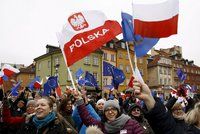 „Televize je vaše, ovladače naše!“ Tisíce Poláků protestovaly proti vládě
