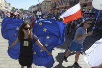Mohutný protivládní pochod ve Varšavě: Do ulic vyšlo až 50 tisíc Poláků