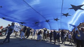 Protivládní protesty v Polsku. Demonstranti se dožadovali dodržování ústavy a svobodných soudů