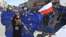 Protivládní protesty v Polsku. Demonstranti se dožadovali dodržování ústavy a svobodných soudů