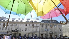 Protivládní protesty v Polsku. Demonstranti se dožadovali dodržování ústavy a svobodných soudů