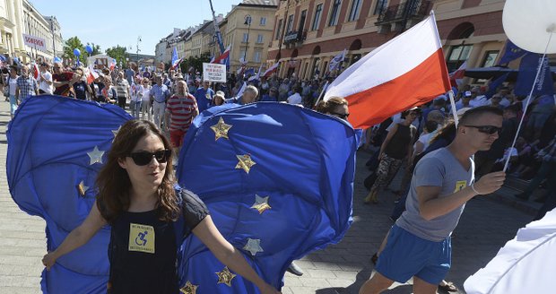 Mohutný protivládní pochod ve Varšavě: Do ulic vyšlo až 50 tisíc Poláků