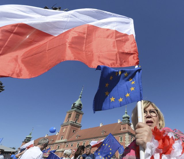 Protivládní protesty v Polsku. Demonstranti se dožadovali dodržování ústavy a svobodných soudů