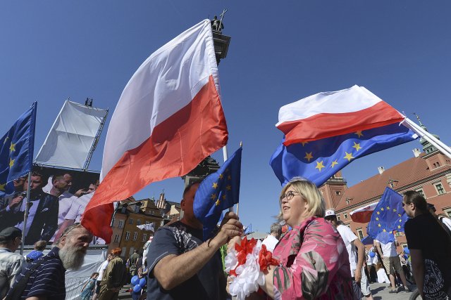 Protivládní protesty v Polsku. Demonstranti se dožadovali dodržování ústavy a svobodných soudů