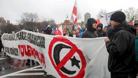 Polské protesty proti uprchlíkům. Často se do nich zapojují i fotbaloví rowdies.