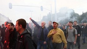 Polské protesty proti uprchlíkům. Často se do nich zapojují i fotbaloví rowdies.