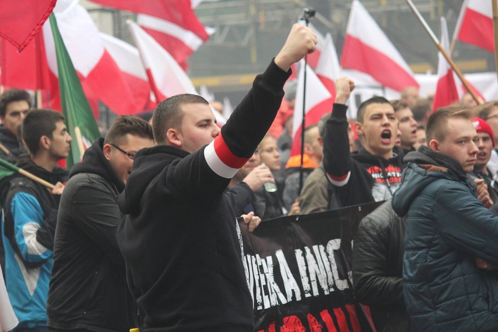 Polské protesty proti uprchlíkům. Často se do nich zapojují i fotbaloví rowdies.