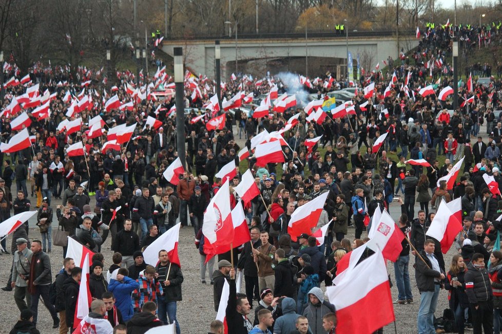 Polské protesty proti uprchlíkům. Často se do nich zapojují i fotbaloví rowdies.