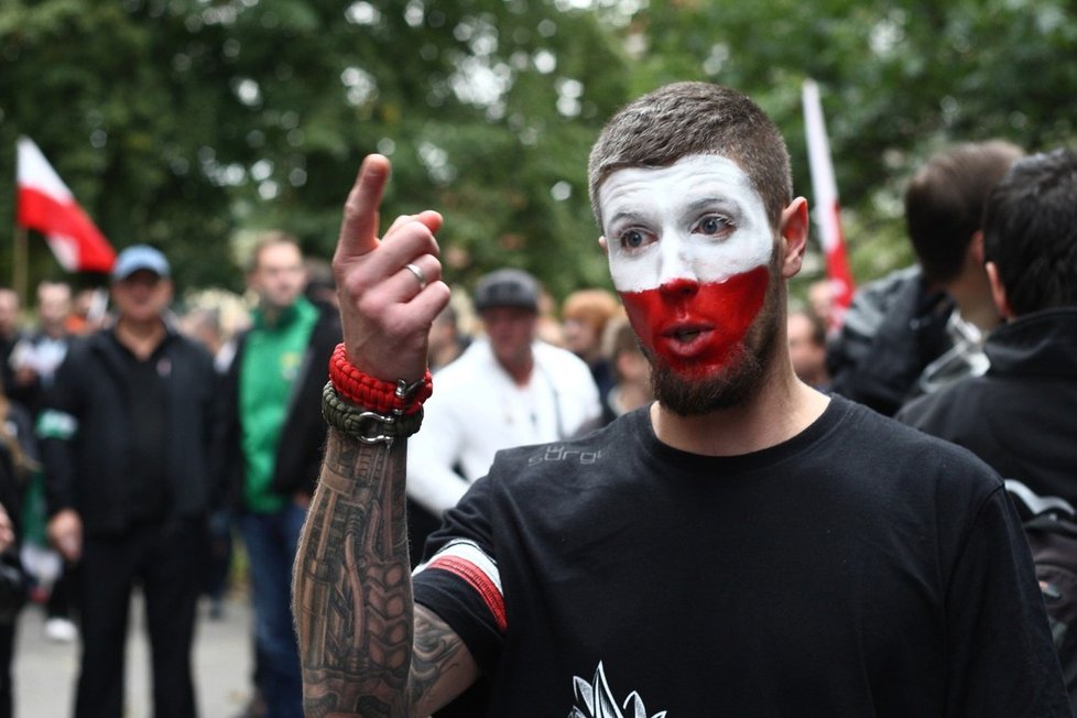 Polské protesty proti uprchlíkům. Často se do nich zapojují i fotbaloví rowdies.