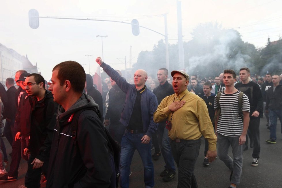 Polské protesty proti uprchlíkům. Často se do nich zapojují i fotbaloví rowdies.