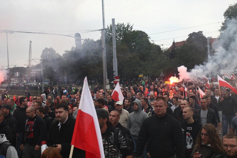 Polské protesty proti uprchlíkům. Často se do nich zapojují i fotbaloví rowdies.