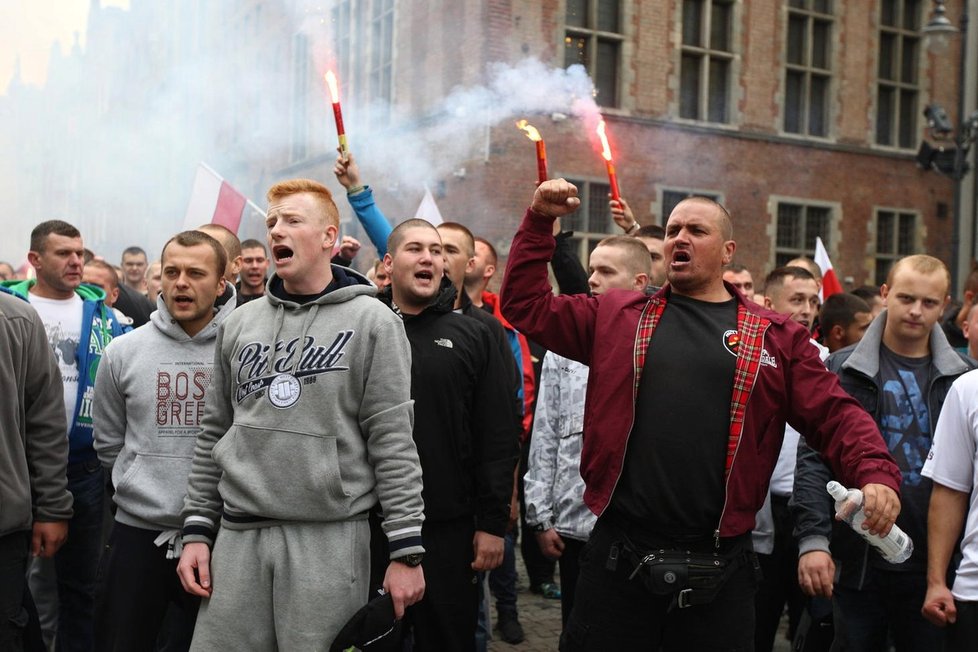 Polské protesty proti uprchlíkům. Často se do nich zapojují i fotbaloví rowdies.