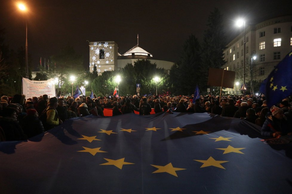 Demonstrace proti zákonu umožňujícímu postihnout soudce, kteří se stavějí proti kontroverzní soudní reformě, prosazované konzervativní vládou.