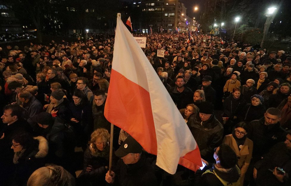 Demonstrace proti zákonu umožňujícímu postihnout soudce, kteří se stavějí proti kontroverzní soudní reformě, prosazované konzervativní vládou.