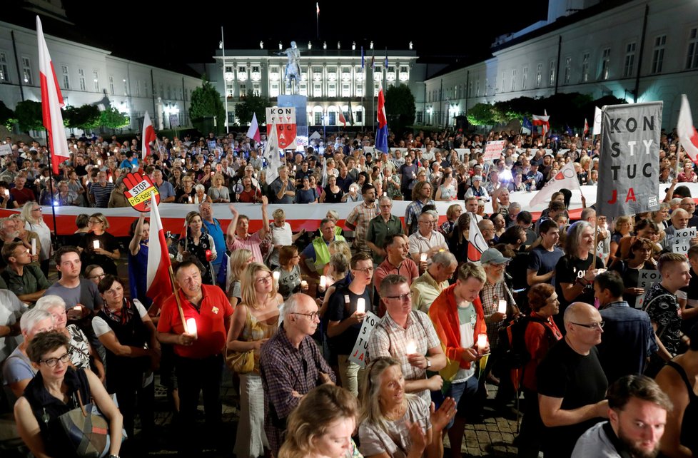 Demonstrace proti zákonu umožňujícímu postihnout soudce, kteří se stavějí proti kontroverzní soudní reformě, prosazované konzervativní vládou.