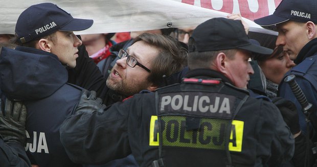 Střet nacionalistů a jejich odpůrců v Polsku: Policie zatkla několik lidí