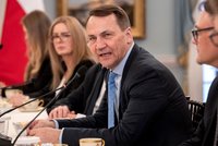 Rozkol v polské diplomacii: Sikorski odvolal 50 velvyslanců, narazil na odpor Dudy