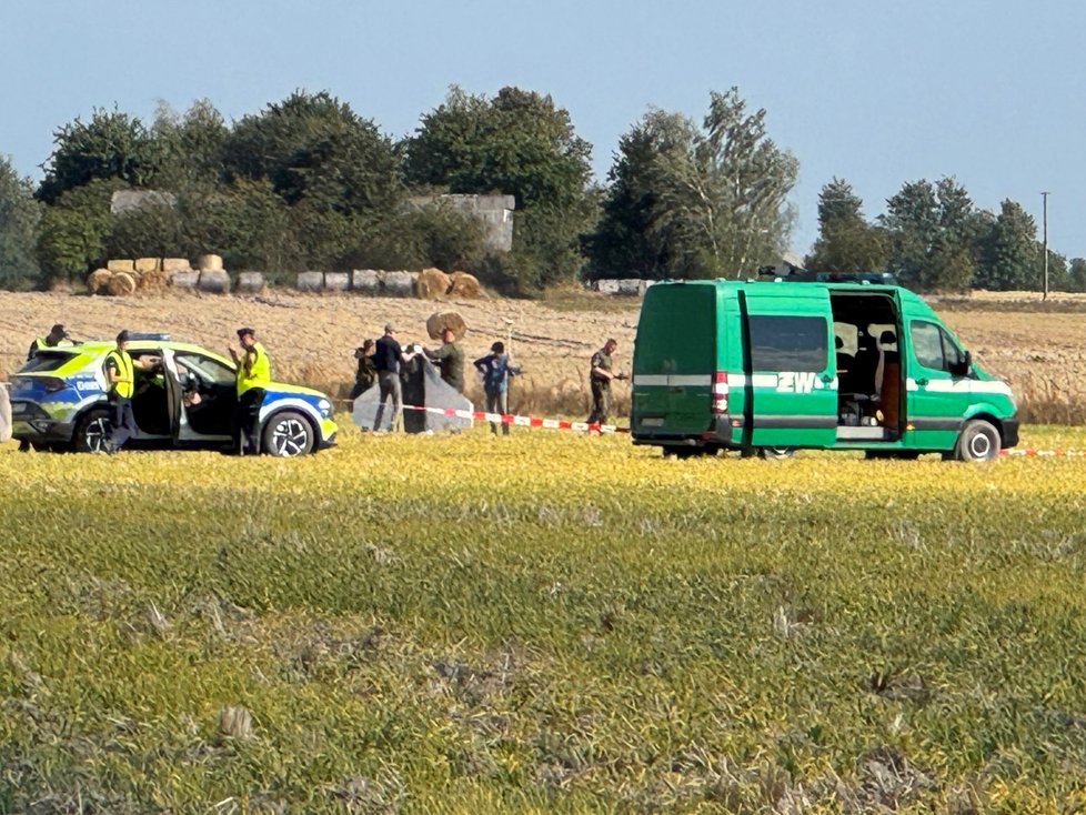 Polští policisté a vojenská policie likvidují trosky dronu (10. 9. 2025). Polští policisté a vojenská policie likvidují trosky dronu (10. 9. 2025).