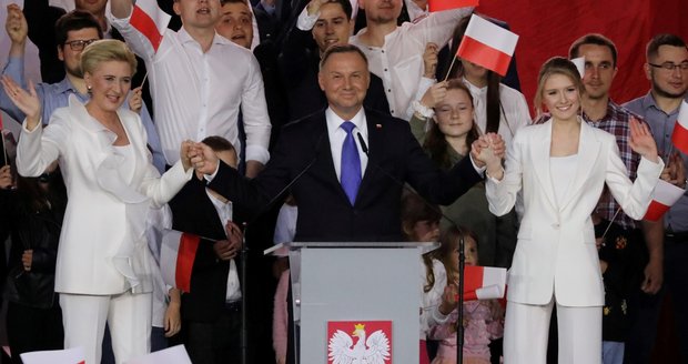 Poláci si zvolili nového prezidenta. Duda se raduje, Trzaskowského porazil jen těsně