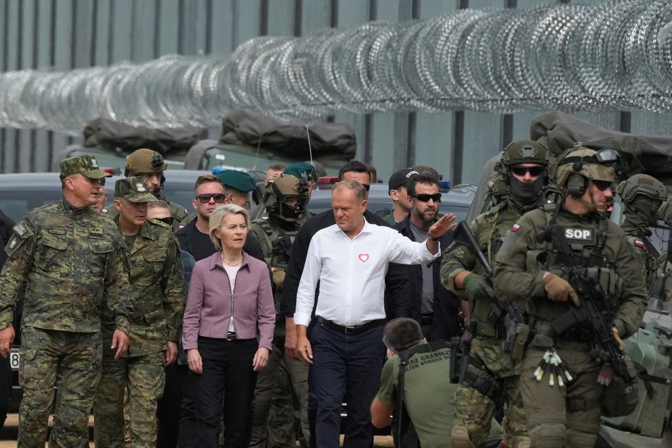 Donald Tusk a Ursula von der Leyenová na polsko-běloruské hranici. Donald Tusk a Ursula von der Leyenová na polsko-běloruské hranici.