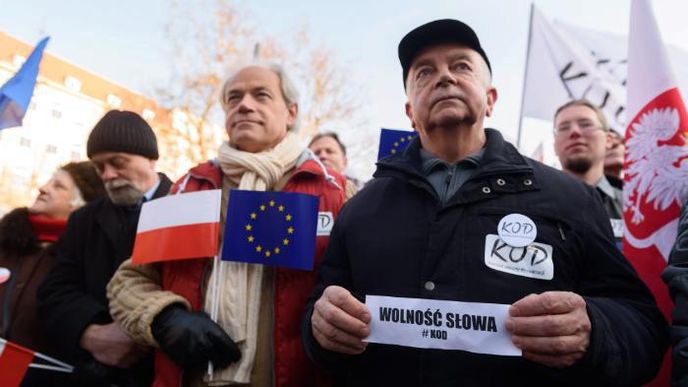 Občané v Polsku protestují proti omezování svobody slova ve státních médiích ze strany konzervativní vlády