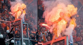 Jak řeší pyro na fotbale v Polsku? Policista zapálil fanouška