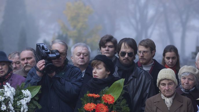 POZOROVATEL. Malíř Zdzisław Beksiński (Andrzej Seweryn) v pozdějších letech na svou videokameru zaznamenával vše včetně pohřbů.