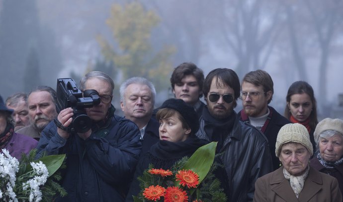 POZOROVATEL. Malíř Zdzisław Beksiński (Andrzej Seweryn) v pozdějších letech na svou videokameru zaznamenával vše včetně pohřbů.