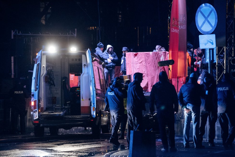 Policie a záchranáři na místě činu.