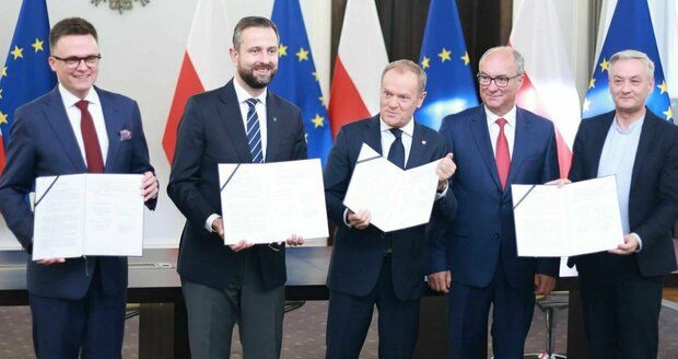 V Polsku vzniká koalice bez vítěze voleb. Parta kolem Donalda Tuska podepsala smlouvu