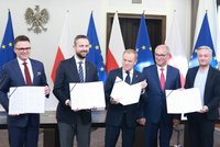 V Polsku vzniká koalice bez vítěze voleb. Parta kolem Donalda Tuska podepsala smlouvu