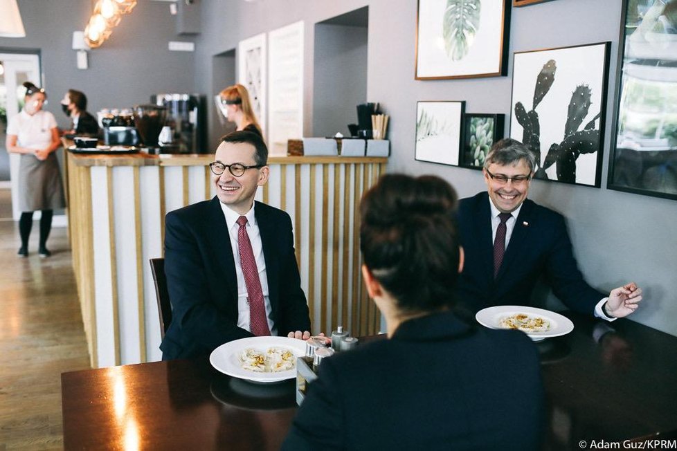 Koronavirus v Polsku: Premiér Morawiecki překvapil fotkami z restaurace bez odstupů.