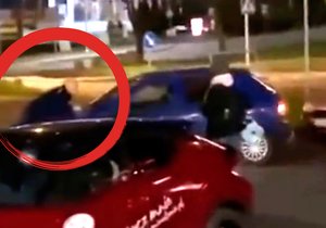 Češka kradla v supermarketu za polskými hranicemi, srazila muže z ochranky a vezla ho na kapotě auta!