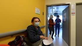 Polští učitelé v Krakově čekají na první dávku vakcíny společnosti AstraZeneca (12. 2. 2021)