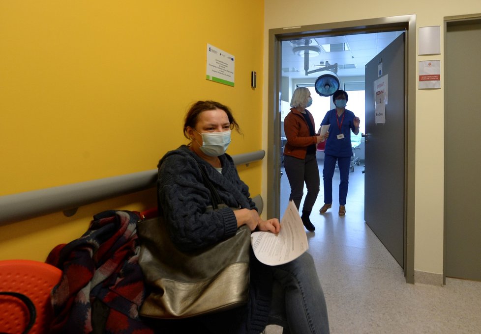 Polští učitelé v Krakově čekají na první dávku vakcíny společnosti AstraZeneca (12. 2. 2021)