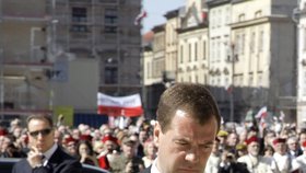 Ruský prezident Dmitrij Medveděv byl mezi prvními státníky, kteří se na pohřeb do Krakova dostavili