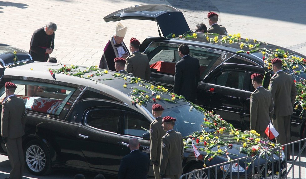 Auta s rakvemi zesnulého prezidentského páru