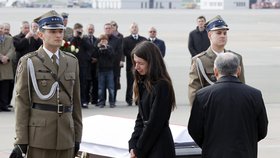 Prezidentova dcera Marta, vedle ní (zády) stojí prezidentův bratr Jaroslaw Kaczyński