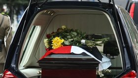 Rakev s ostatky polského prezidenta, zahalená do polské vlajky, byla převezena do Varšavy
