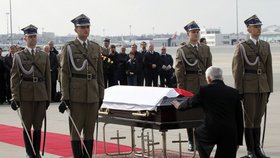 Jaroslaw Kaczyński poklekl před rakví svého bratra, zesnulého prezidenta Lecha Kaczyńského