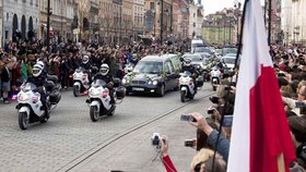 Kolona s pohřebním vozem projíždí Varšavou