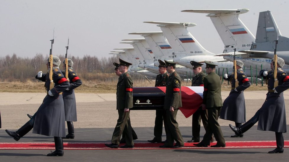 Rakev s ostatky polského prezidenta odlétá ze smolenského letiště zpět do Varšavy